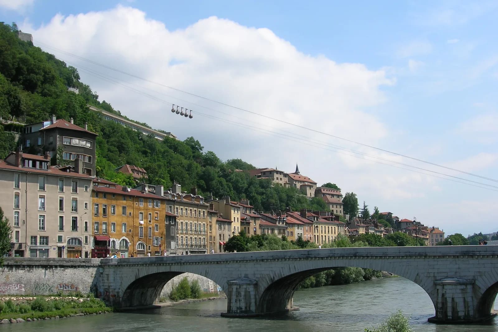 Quais de l'Isère à Grenoble, les bulles de la Bastille au-dessus du centre-ville