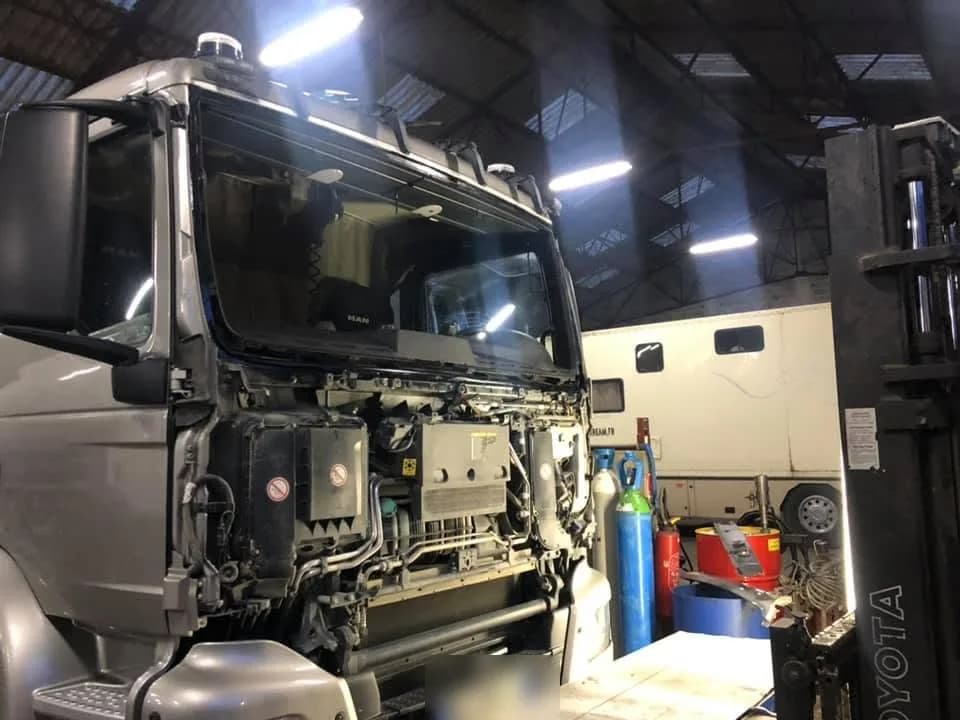 Camion MAN à l'atelier pour un remplacement de pare-brise