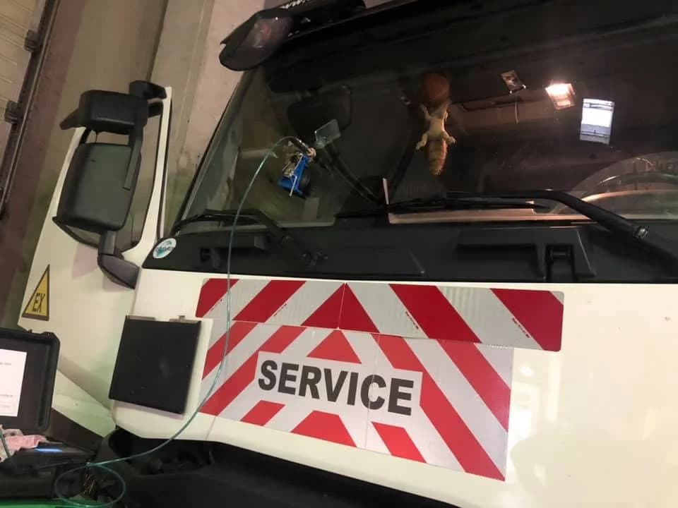 Réparation d'impact sur le pare-brise d'un camion de service à l'atelier