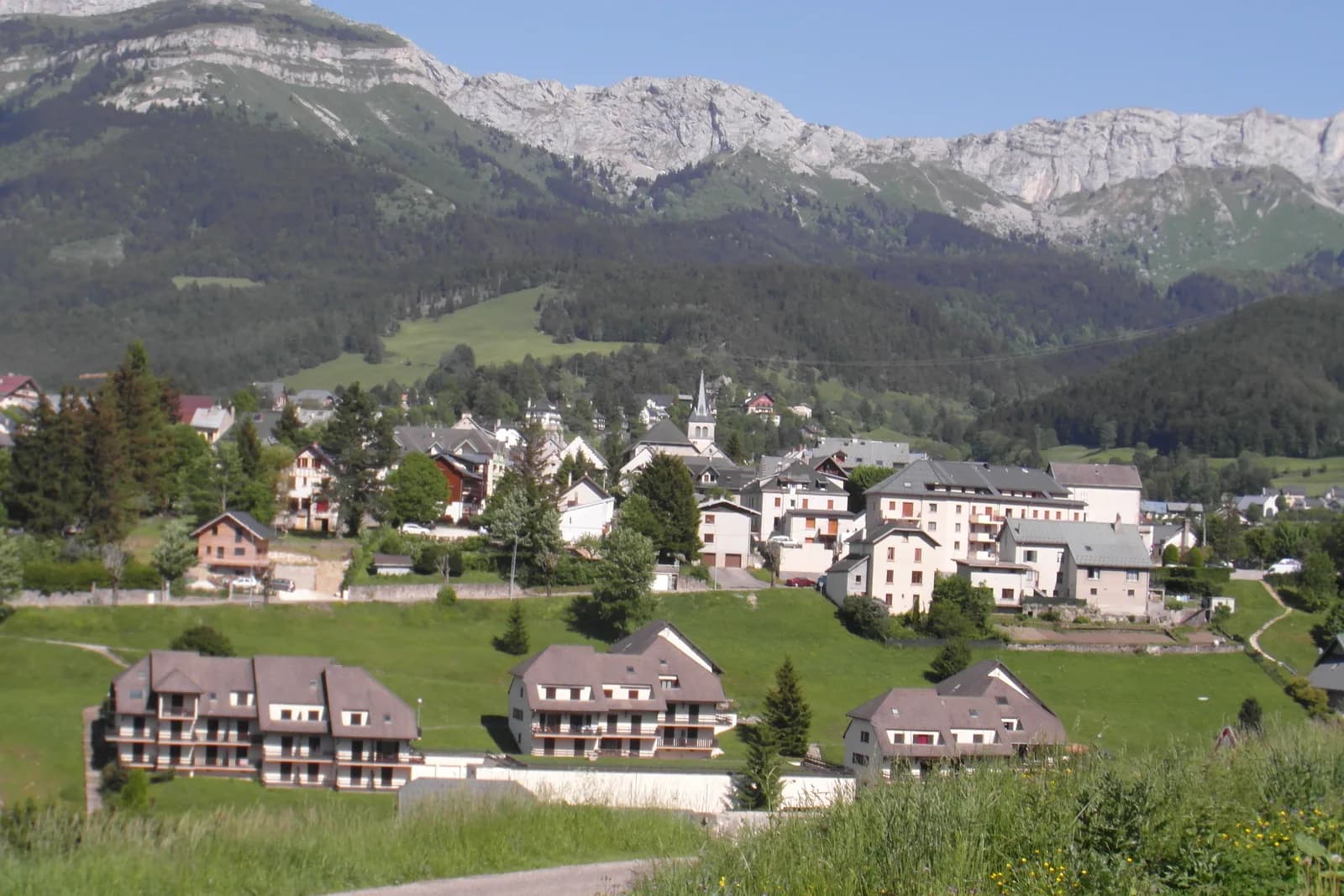 Village de Villard-de-Lans au pied des falaises du Vercors