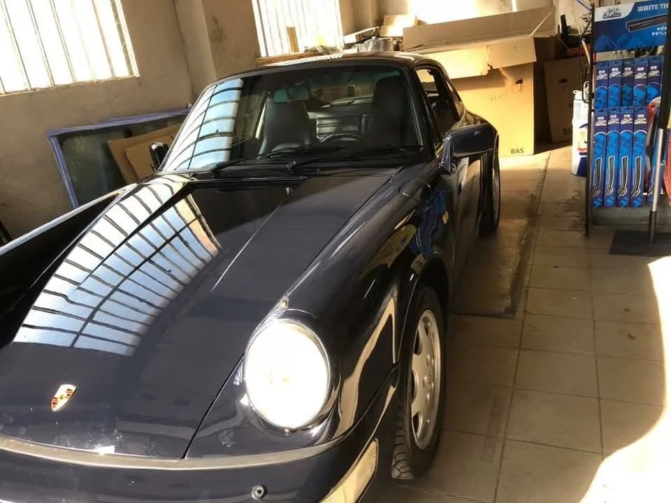 Porsche 911 à l'atelier pour un pare-brise